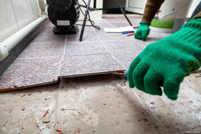 墙面砖翘起来怎么办呢(墙面瓷砖翘起来了修复视频) 墙面砖翘起来怎么办呢(墙面瓷砖翘起来了修复视频)